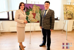 Выставка, посвященная Неделе родительской любви, проходит в Академии образования